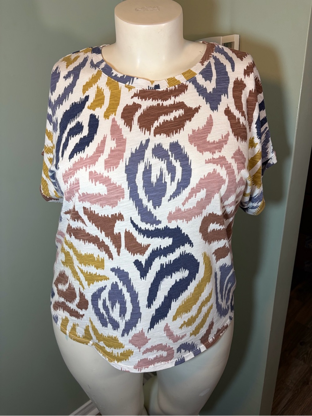 33. Reitmans Women's Short Sleeve Printed Tee in White with Multicolor Pattern